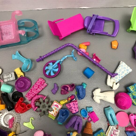 10 Polly Pocket Dolls‎ w/ a ton of cloths, accessories and furniture - Picture 9 of 10